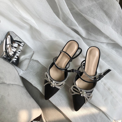 Teritatud kividega ja 7 cm kõrge kontsaga naiste sandaalide mudel