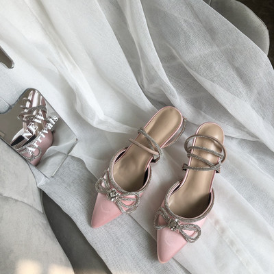 Teritatud kividega ja 7 cm kõrge kontsaga naiste sandaalide mudel