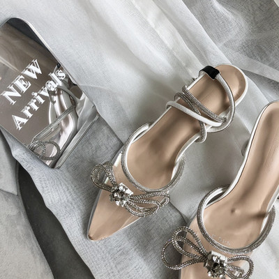 Teritatud kividega ja 7 cm kõrge kontsaga naiste sandaalide mudel