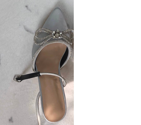 Teritatud kividega ja 7 cm kõrge kontsaga naiste sandaalide mudel