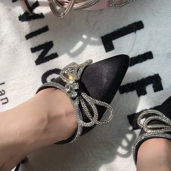 Teritatud kividega ja 7 cm kõrge kontsaga naiste sandaalide mudel