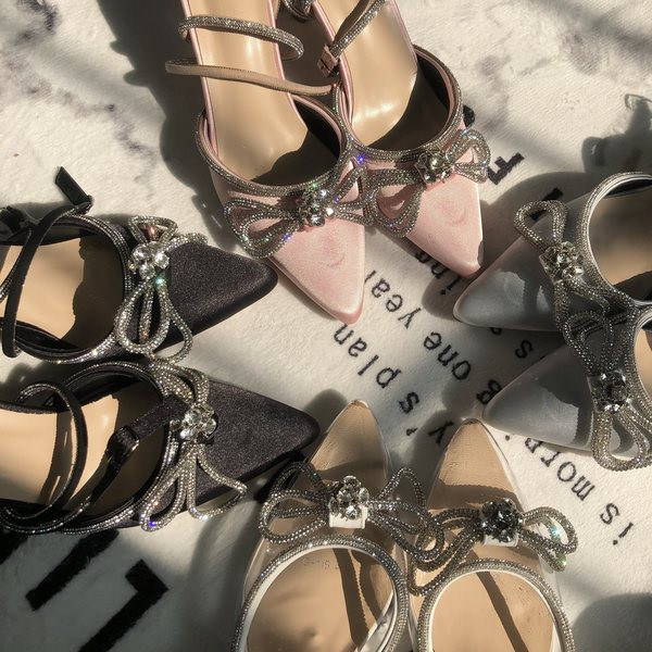 Teritatud kividega ja 7 cm kõrge kontsaga naiste sandaalide mudel