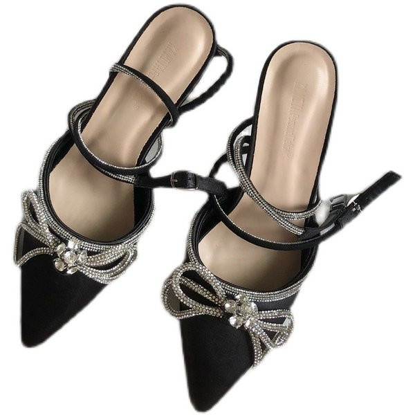 Teritatud kividega ja 7 cm kõrge kontsaga naiste sandaalide mudel