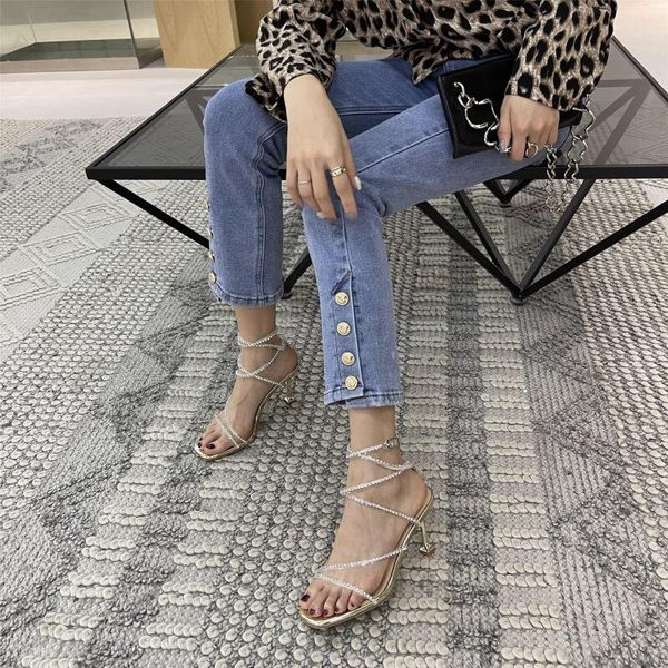 Elegantsed kividega kaunistatud naiste sandaalid