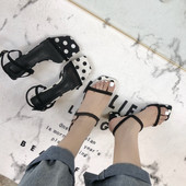 Pöttyös és pántos női szandál