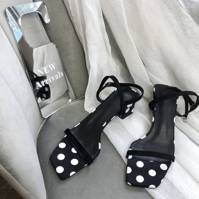 Pöttyös és pántos női szandál