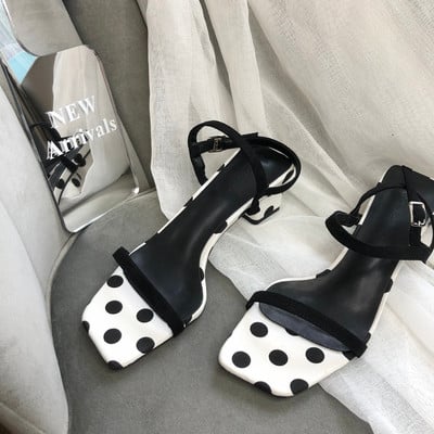 Pöttyös és pántos női szandál