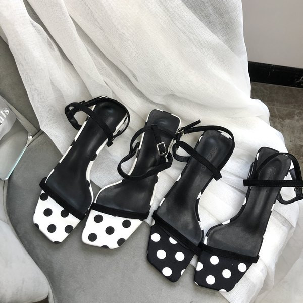 Pöttyös és pántos női szandál