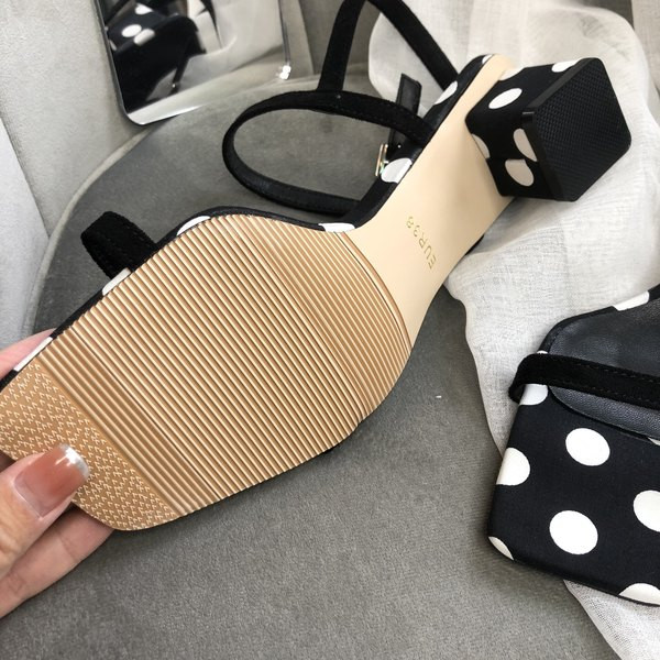 Pöttyös és pántos női szandál