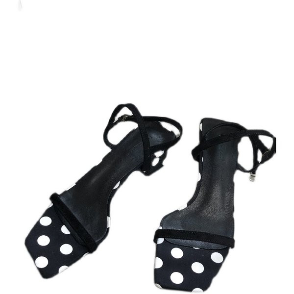 Pöttyös és pántos női szandál