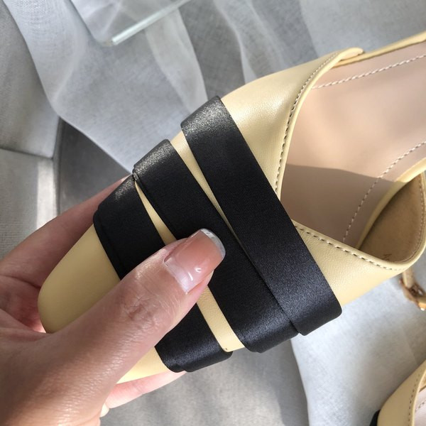 Női zárt szandál bőrpánttal - fehér és sárga