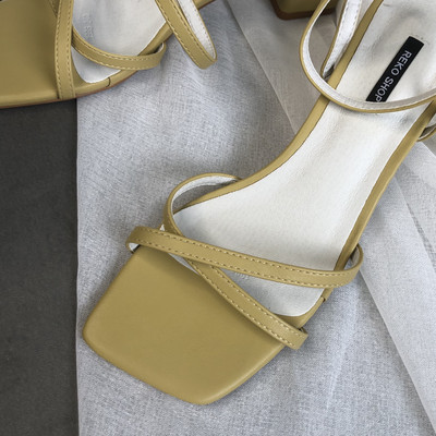 Γυναικεία πέδιλα με λεπτά σταυρωτά λουράκια