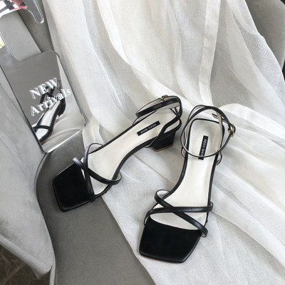 Γυναικεία πέδιλα με λεπτά σταυρωτά λουράκια