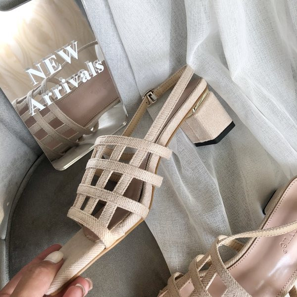 Pandlaga naiste sandaalid