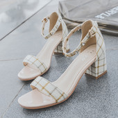 Rihma ja 5 cm paksuse kontsaga ruudulised naiste sandaalid