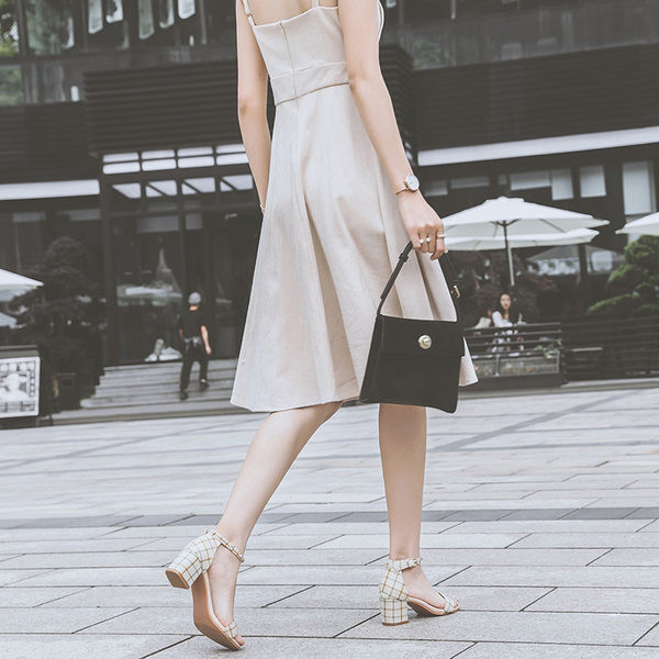 Rihma ja 5 cm paksuse kontsaga ruudulised naiste sandaalid