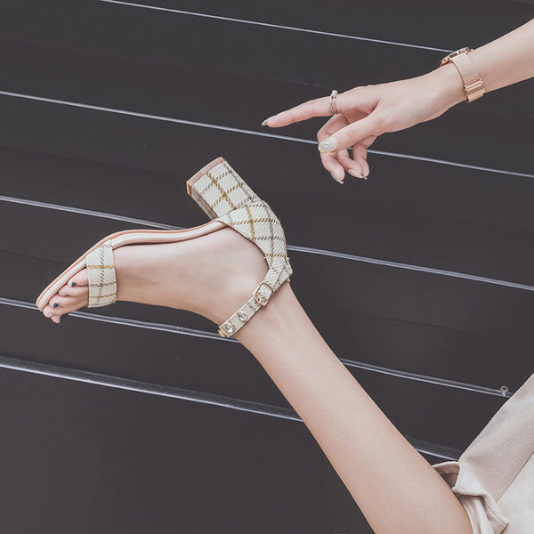 Rihma ja 5 cm paksuse kontsaga ruudulised naiste sandaalid