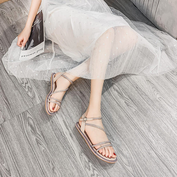 Kahes värvitoonis vabaaja sandaalid kividega