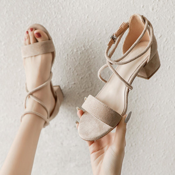 Moodsad kahevärvilised ristrihmadega sandaalid