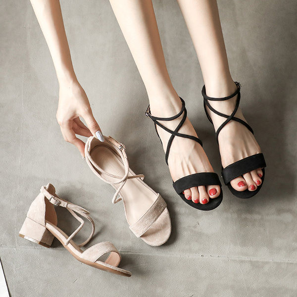 Moodsad kahevärvilised ristrihmadega sandaalid