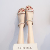 Μοντέρνα σανδάλια με πέρλες και επίπεδη σόλα