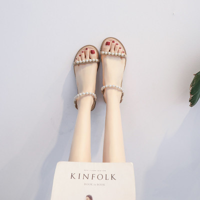 Μοντέρνα σανδάλια με πέρλες και επίπεδη σόλα