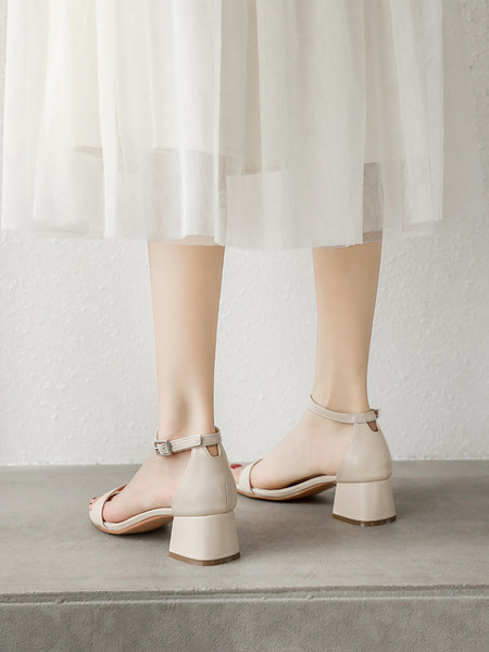 Női alkalmi szandál műbőrből, vékony pánttal