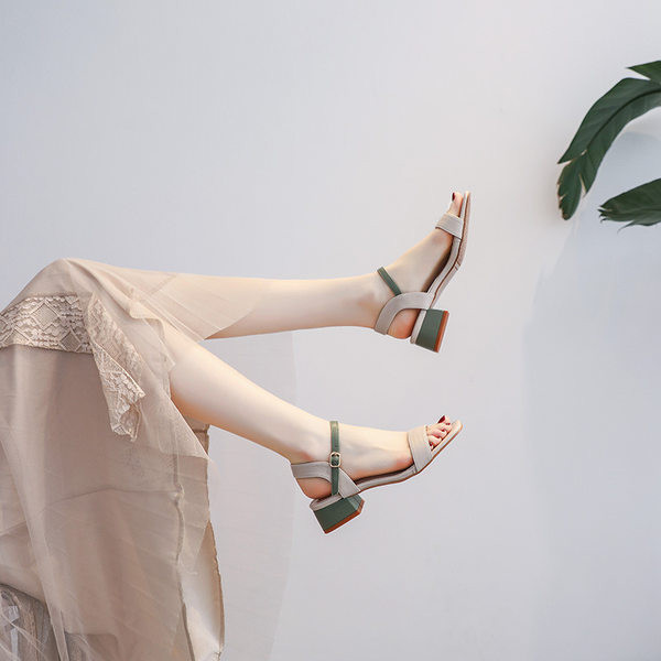 Naiste vabaaja sandaalid õhukeste rihmade ja madala paksu kontsaga