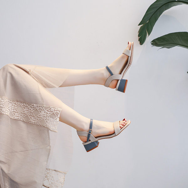 Naiste vabaaja sandaalid õhukeste rihmade ja madala paksu kontsaga