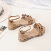 Uus lokkide ja lameda tallaga sandaalide mudel