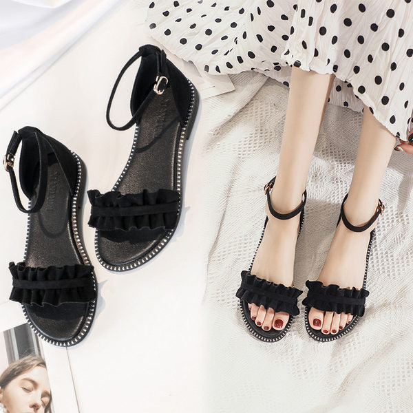 Uus lokkide ja lameda tallaga sandaalide mudel