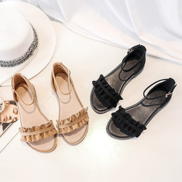 Uus lokkide ja lameda tallaga sandaalide mudel