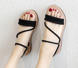 Praegused rihmade ja lameda tallaga naiste sandaalid