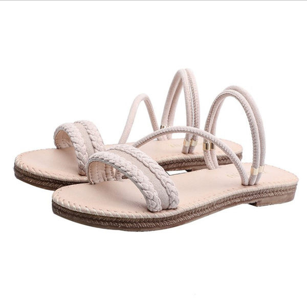 Praegused rihmade ja lameda tallaga naiste sandaalid