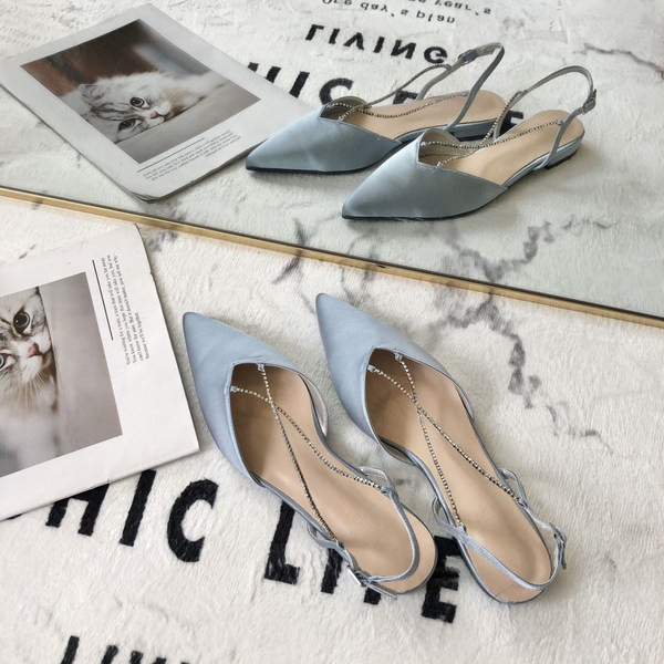 Naiste sandaalid kividega rihmaga