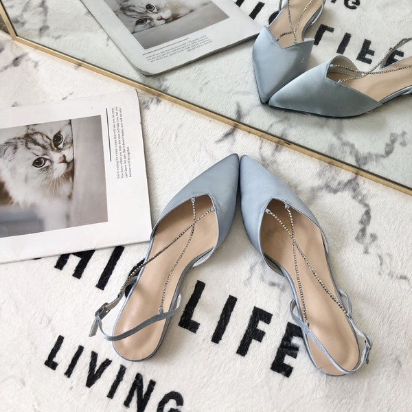 Naiste sandaalid kividega rihmaga