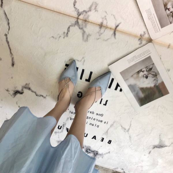 Naiste sandaalid kividega rihmaga