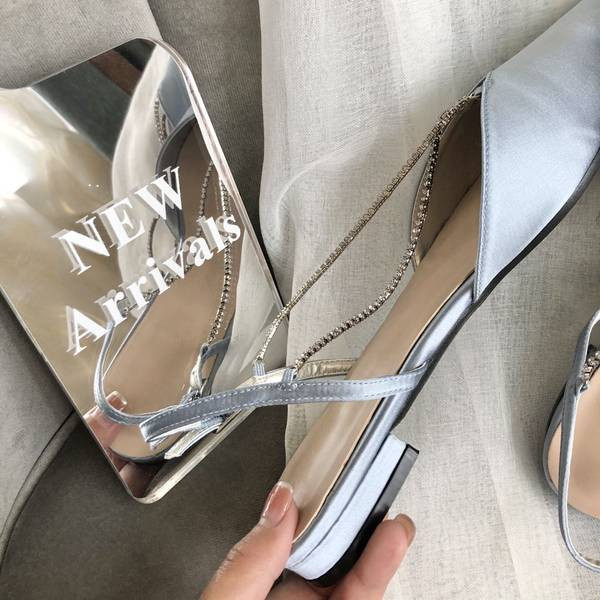 Naiste sandaalid kividega rihmaga