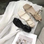 Nahast rihmadega vabaaja naiste sandaalid