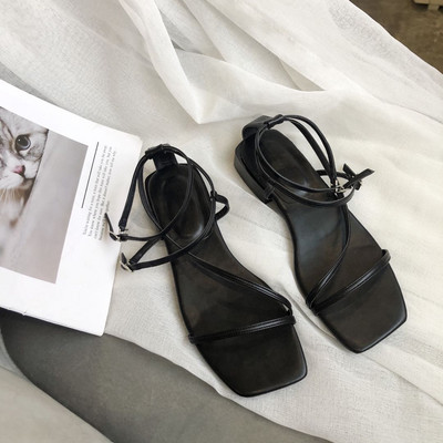 Nahast rihmadega vabaaja naiste sandaalid