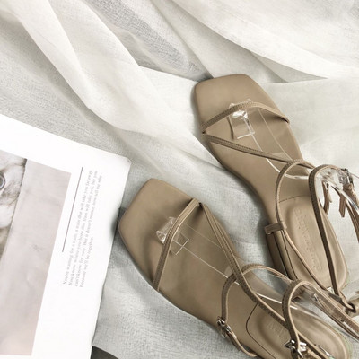 Nahast rihmadega vabaaja naiste sandaalid