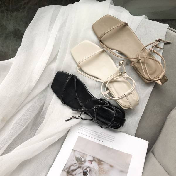 Nahast rihmadega vabaaja naiste sandaalid