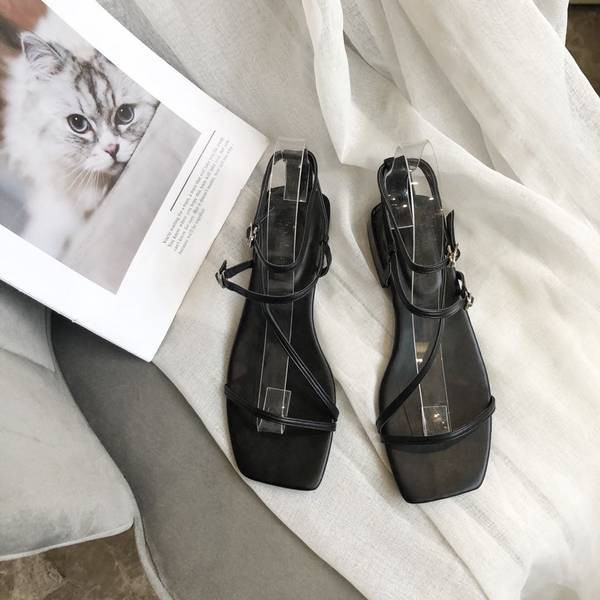 Nahast rihmadega vabaaja naiste sandaalid