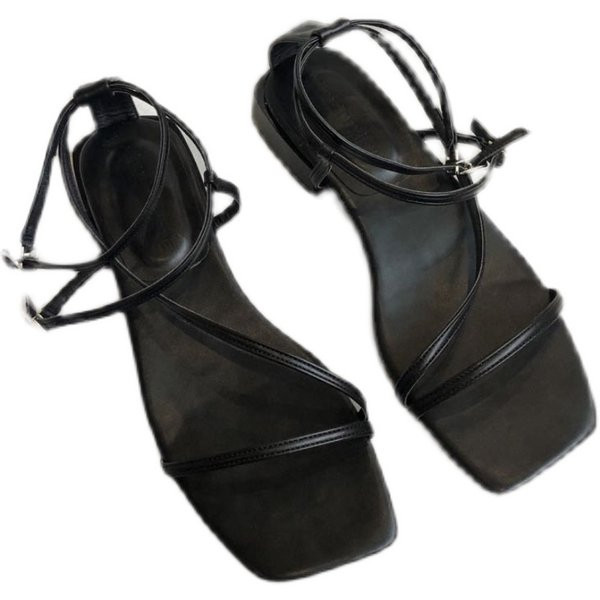 Nahast rihmadega vabaaja naiste sandaalid