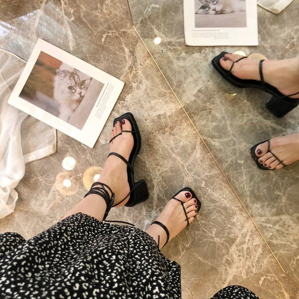 Naiste kunstnahast rihmadega sandaalid