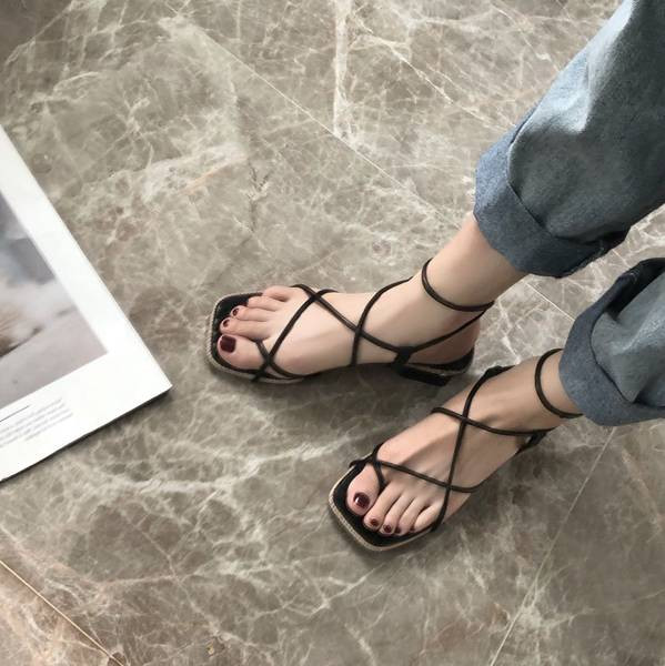 Kahes värvitoonis ristrihmadega vabaaja sandaalid