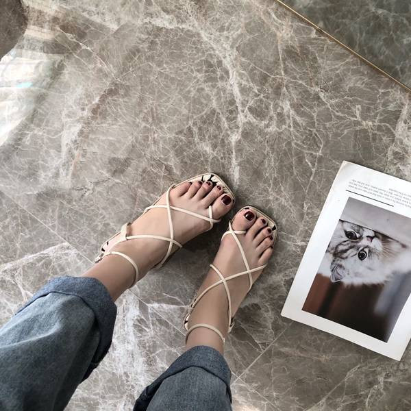 Kahes värvitoonis ristrihmadega vabaaja sandaalid