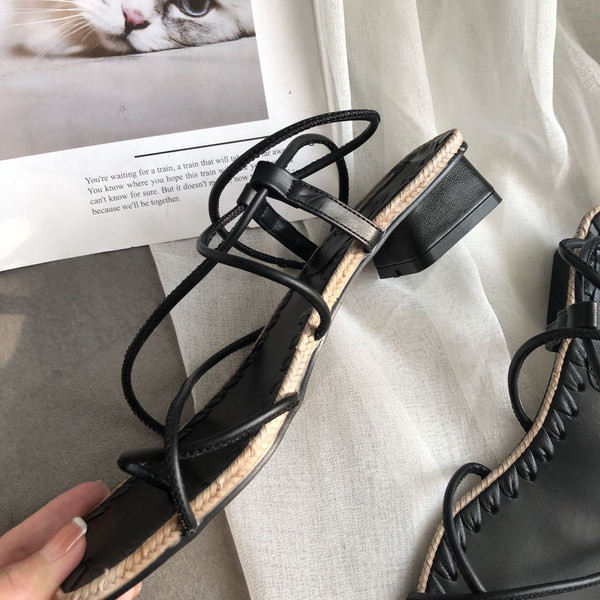 Kahes värvitoonis ristrihmadega vabaaja sandaalid