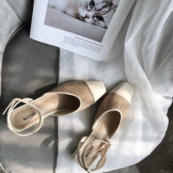 Öko-nahast ja tekstiilist valmistatud naiste sandaalid