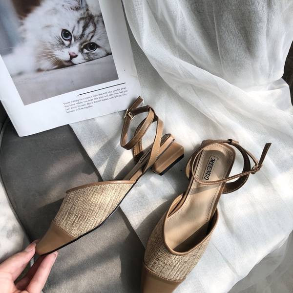 Öko-nahast ja tekstiilist valmistatud naiste sandaalid